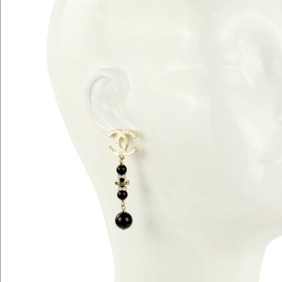 Authentic Chanel fall 2019 CC Logo earrings 🔥 - Picture 2 of 8